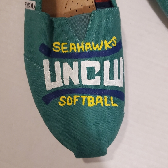 🔥SALE🔥NWOT! Toms Green UNCW College Custom Slip Ons 9 - Picture 3 of 11